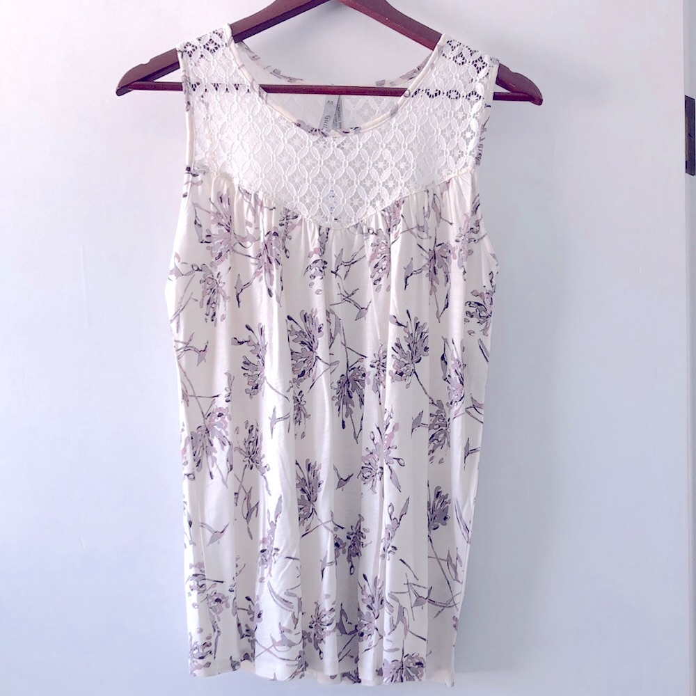 WOMENS SLEEVELESS TOP SIZE SMALL
